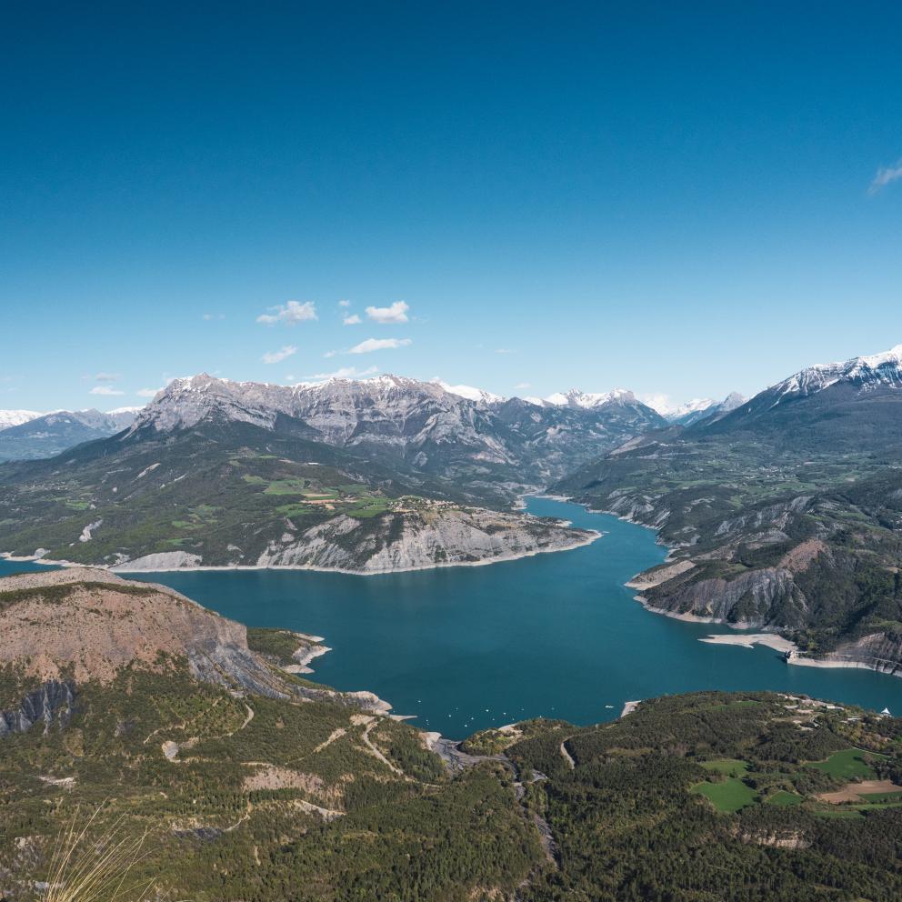Lac de Serre Ponçon vue de la randonnée panoramique de La viste